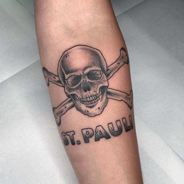 Black Traditional Oldschool St. Pauli Totenkopf / Skull Tattoo von Harry Hafensänger aus Hamburg. Entstanden in seinem Tattoostudio Holy Harbor Tattoo auf der Hamburger Sternschanze.