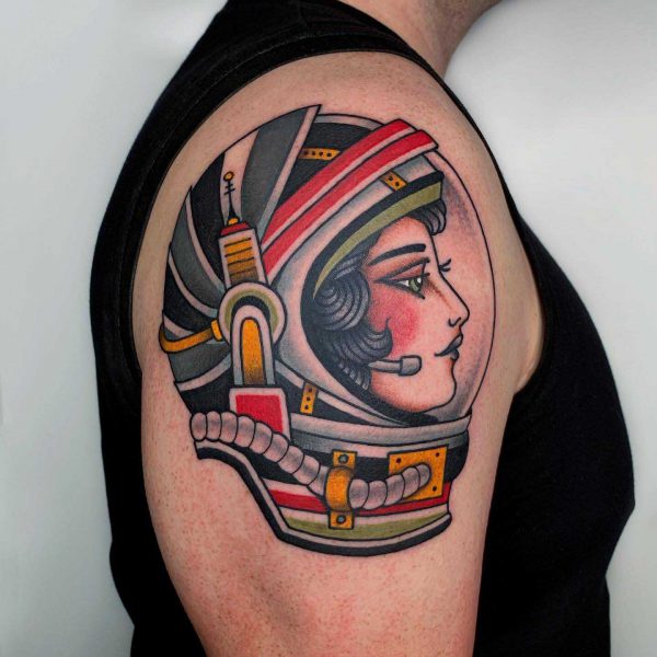 Traditional Oldschool Astronautin / Girl Tattoo von Harry Hafensänger aus Hamburg. Entstanden in seinem Tattoostudio Holy Harbor Tattoo auf der Hamburger Sternschanze.
