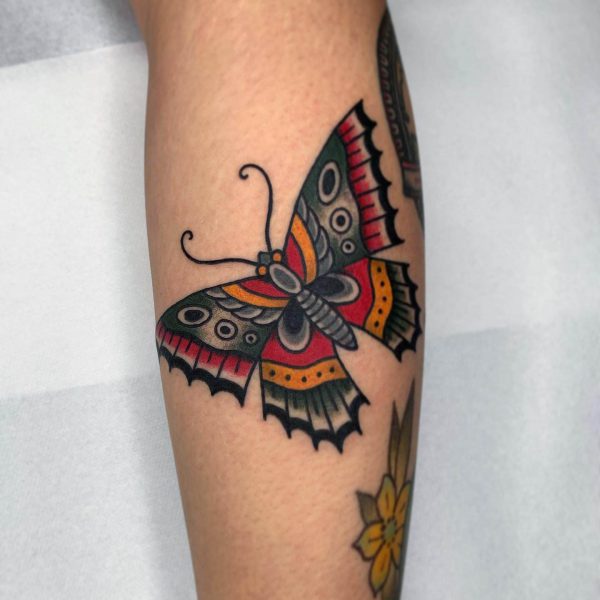 Traditional Oldschool Schmetterling / Butterfly Tattoo von Harry Hafensänger aus Hamburg. Entstanden in seinem Tattoostudio Holy Harbor Tattoo auf der Hamburger Sternschanze.