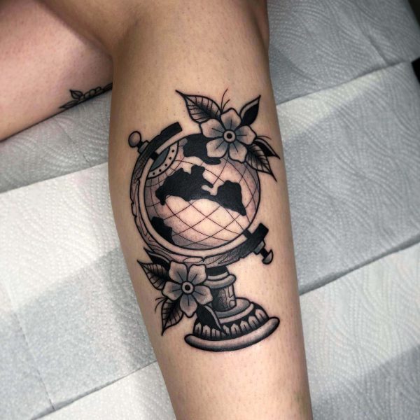 Black Traditional Oldschool Globus / Globe Tattoo von Harry Hafensänger aus Hamburg. Entstanden in seinem Tattoostudio Holy Harbor Tattoo auf der Hamburger Sternschanze.