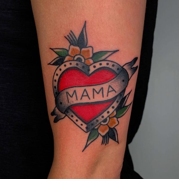 Traditional Oldschool Mama Herz / Mom Heart Tattoo von Harry Hafensänger aus Hamburg. Entstanden in seinem Tattoostudio Holy Harbor Tattoo auf der Hamburger Sternschanze.
