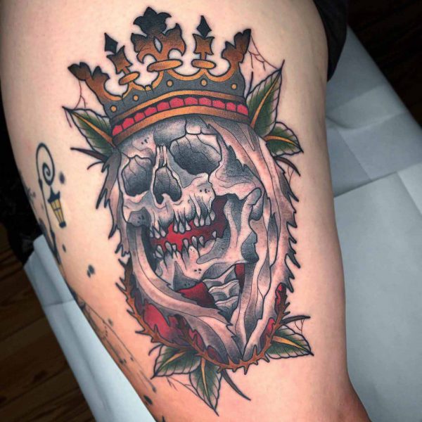 Traditional Oldschool Totenkopf / King Skull Tattoo von Harry Hafensänger aus Hamburg. Entstanden in seinem Tattoostudio Holy Harbor Tattoo auf der Hamburger Sternschanze.